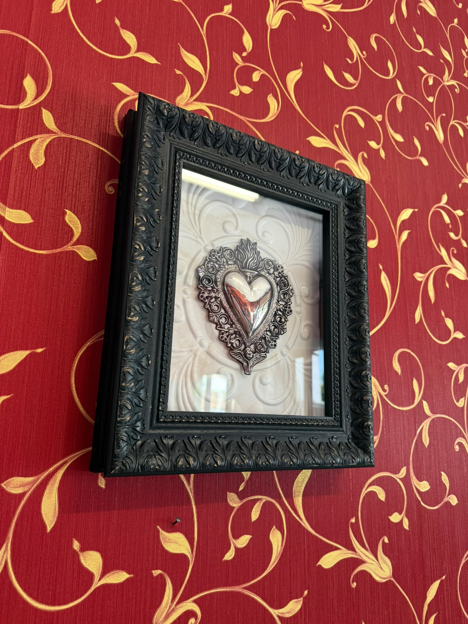 Serie Black Baroque - Quadro Ex Voto Sacro Cuore su Sfondo Barocco Bianco con Rialzi 31x36