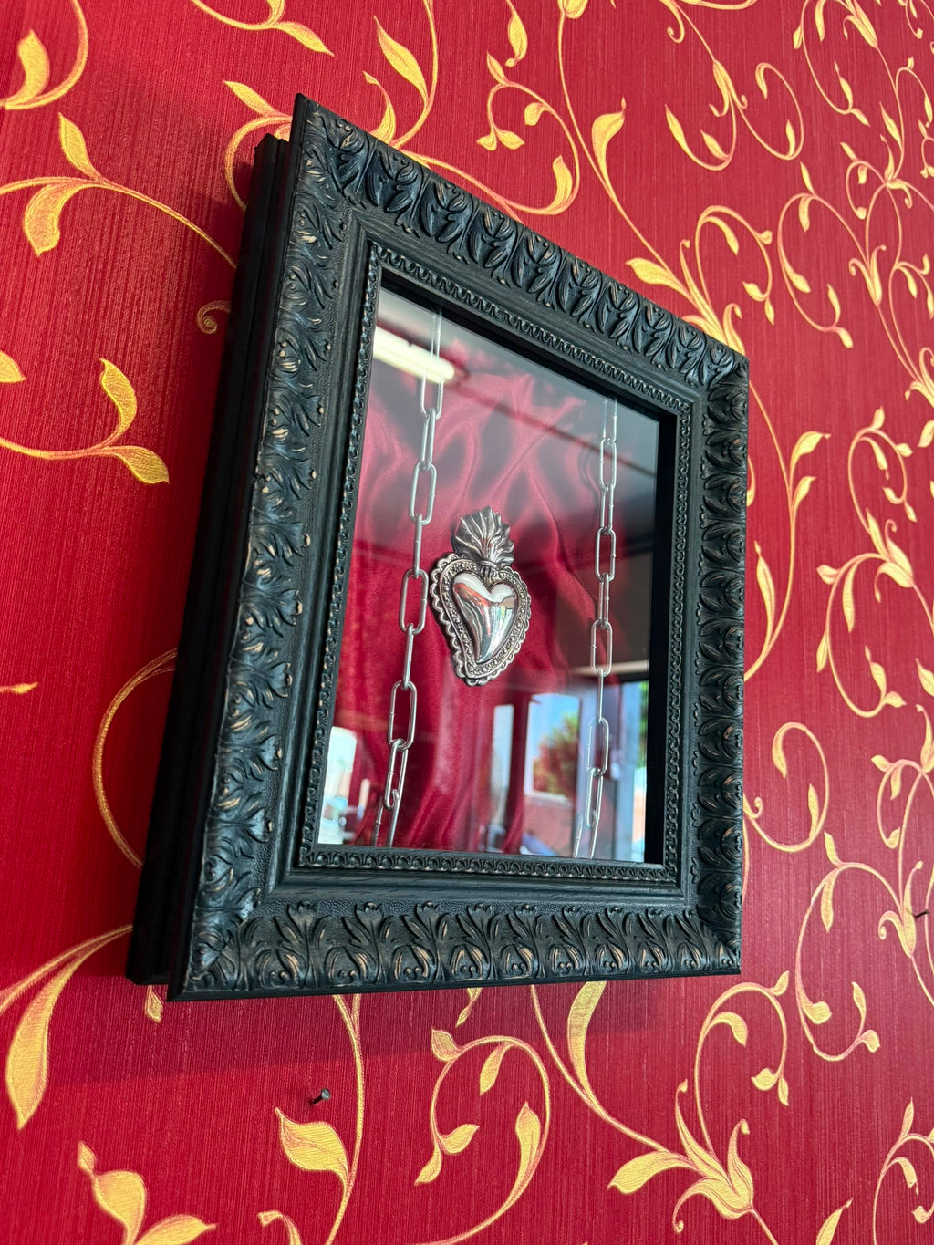 Serie Black Baroque - Quadro Ex Voto Sacro Cuore e Catene su Sfondo Raso Bordeaux 31x36