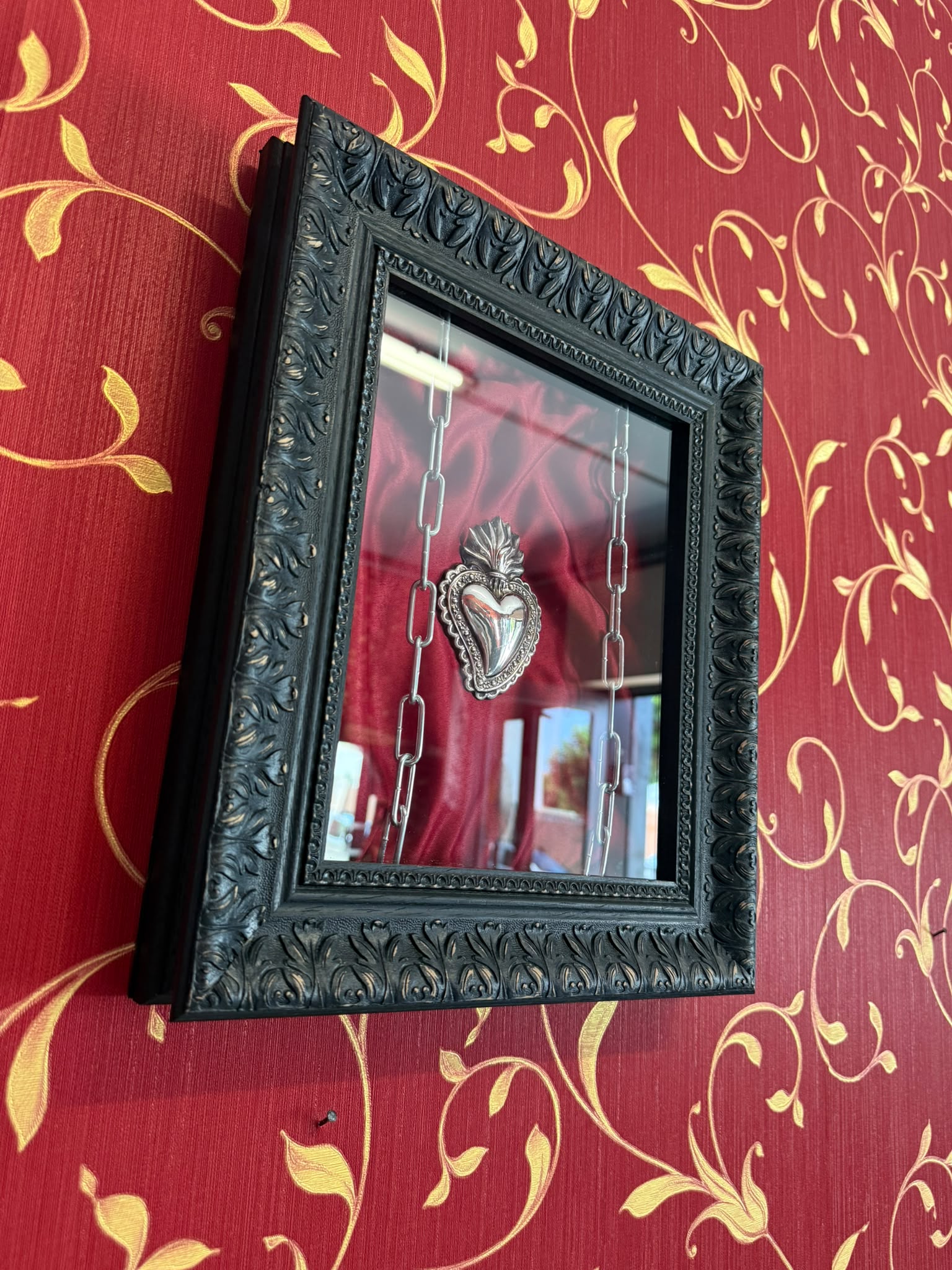 Serie Black Baroque - Quadro Ex Voto Sacro Cuore e Catene su Sfondo Raso Bordeaux 31x36