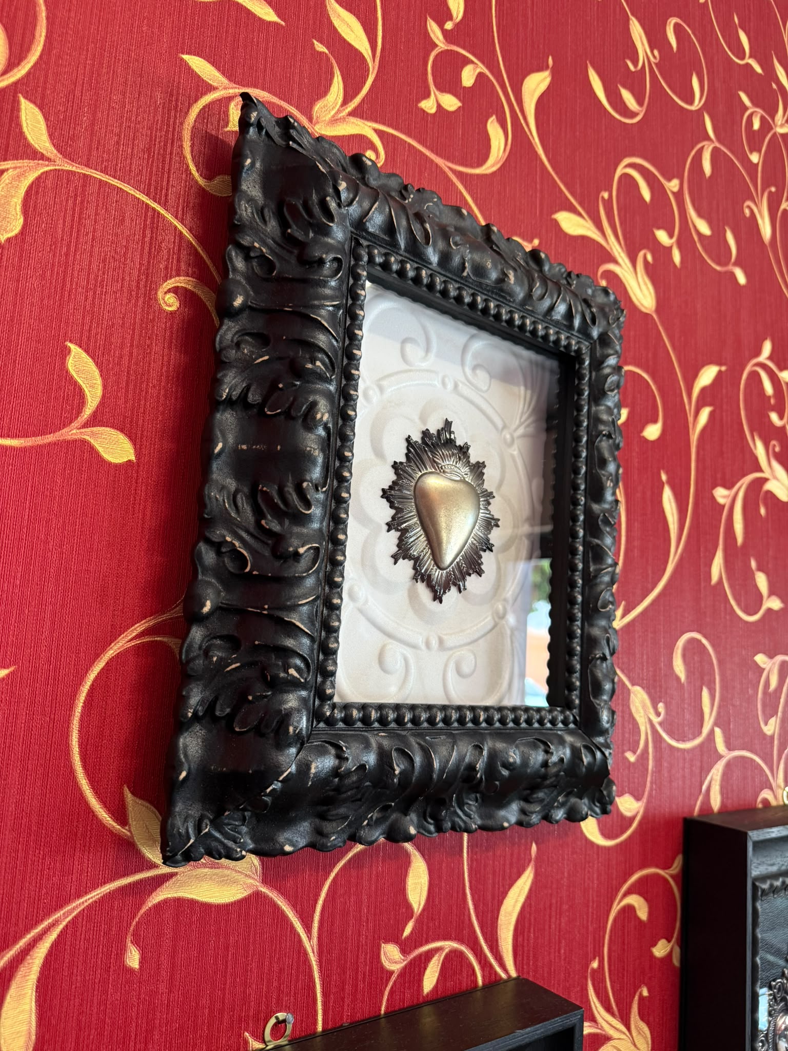 Serie Black Sea - Quadro Ex Voto Sacro Cuore con Raggi su Effetto Marmo con Motivi Barocchi Rialzati 29x34