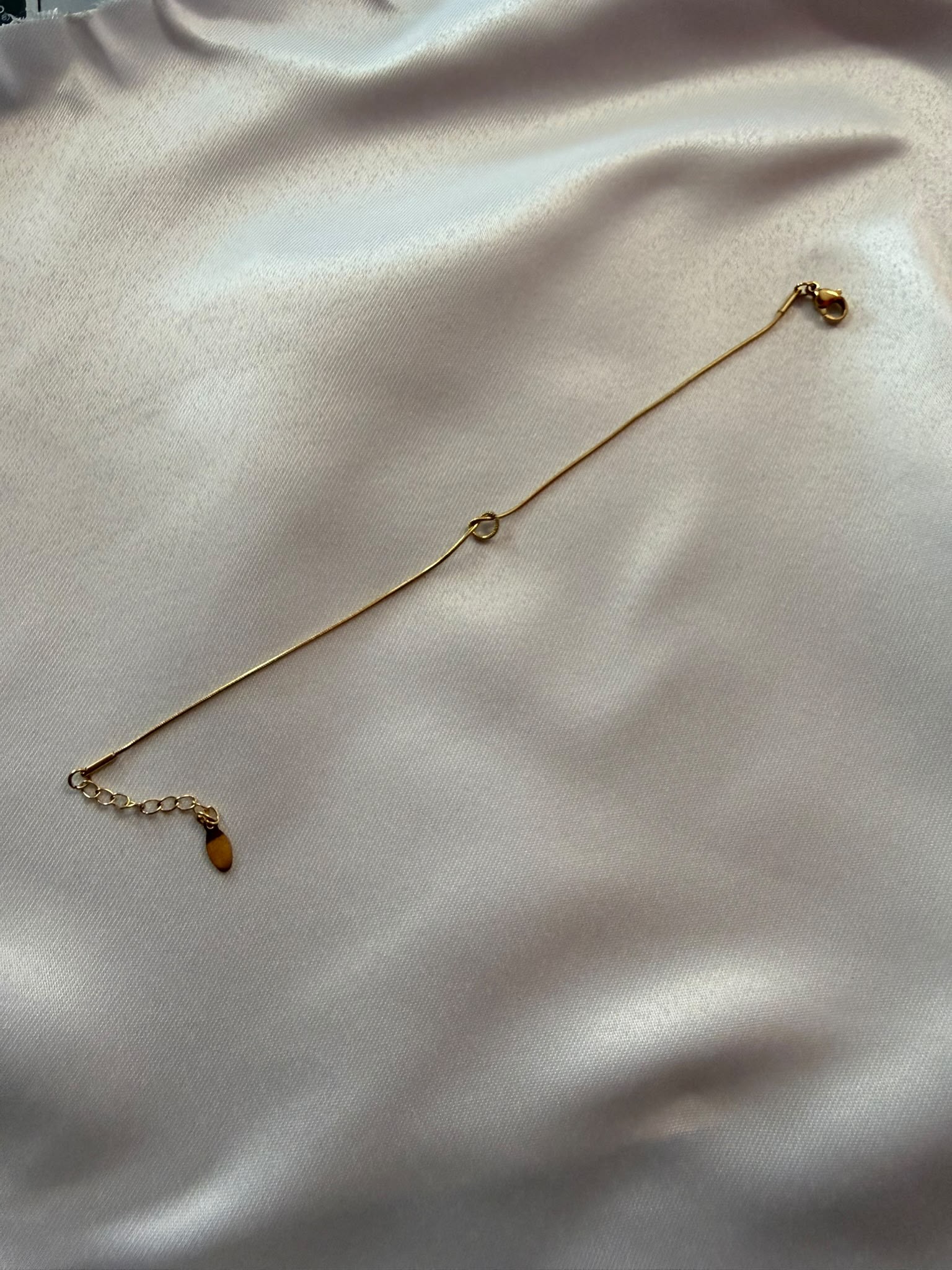 Bracciale Fine con Nodo in Acciaio Dorato