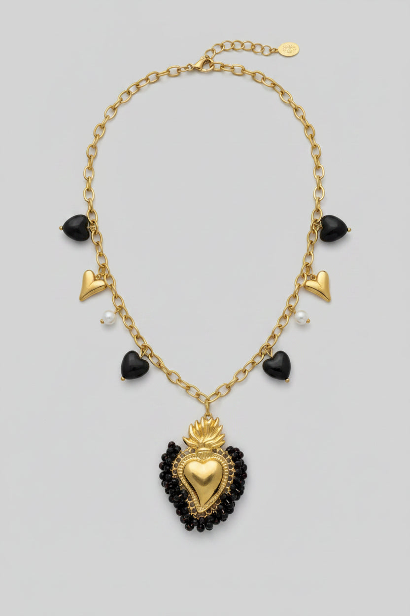 Cor Ignis — Collana Sacro Cuore Dorato con Perle Nere e Charm