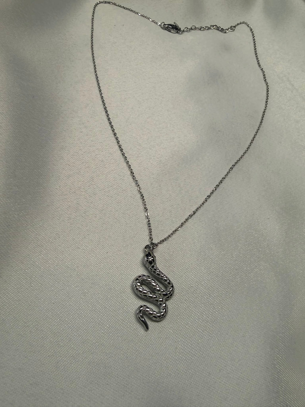 Serpens — Collana Ciondolo Serpente con Brillantini Neri in Acciaio