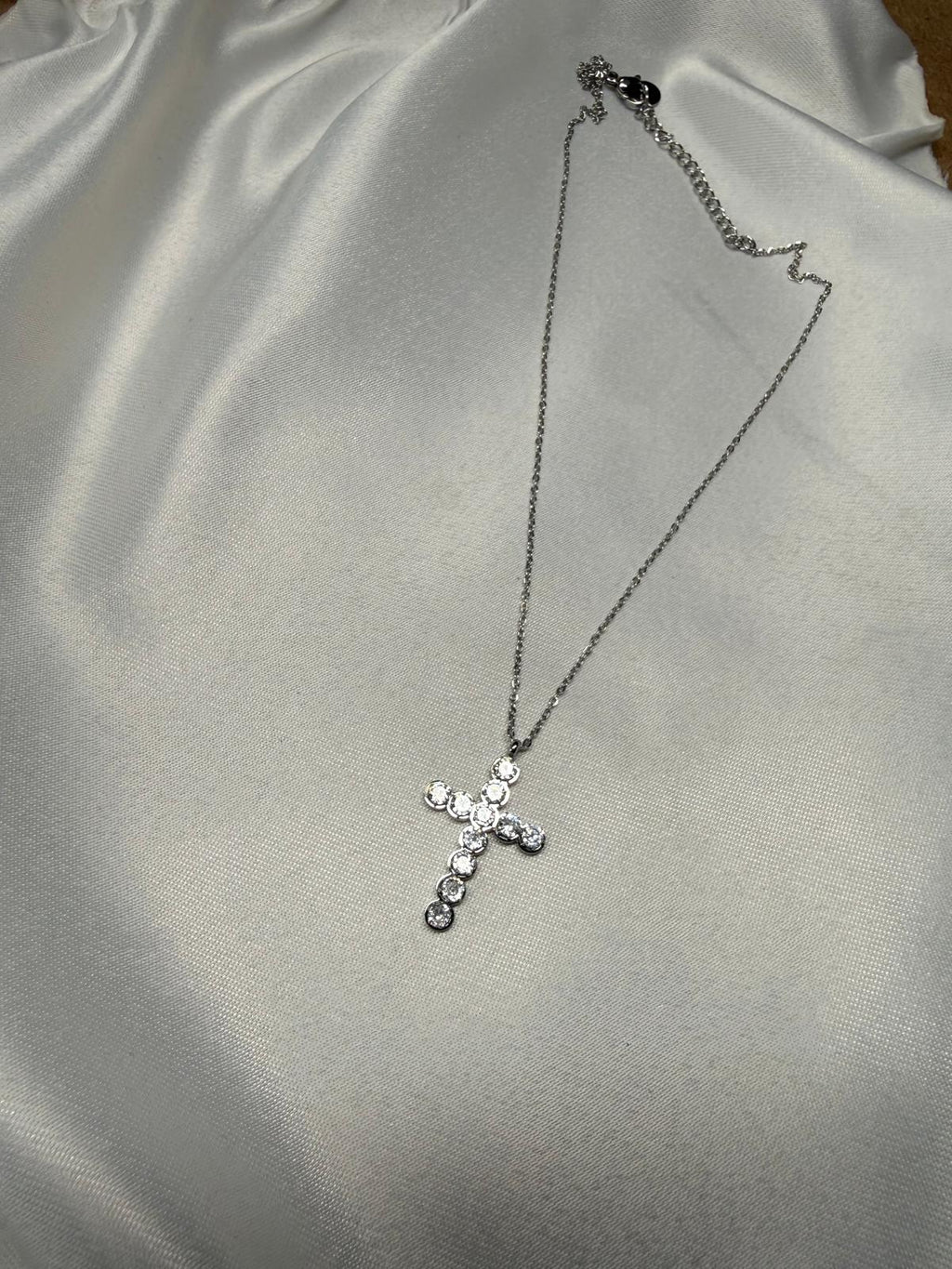Lux Crucis — Collana con Croce e 11 Brillantini in Acciaio