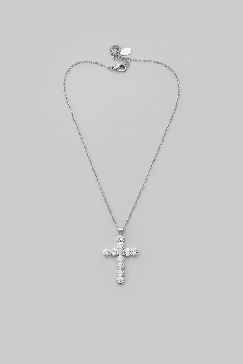Collana in acciaio argentato con pendente a croce composta da 11 brillantini rotondi incastonati