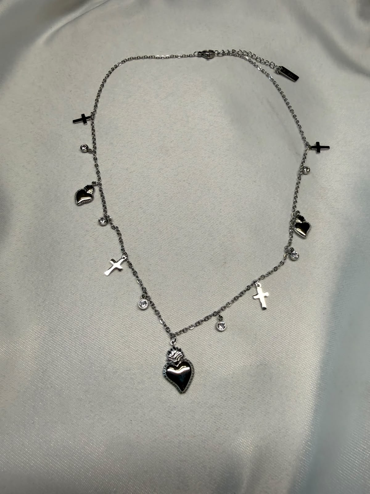 Sancta Via — collana multi-charm cuori sacri neri e croci in acciaio argento