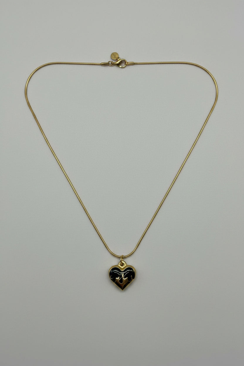 Nox Aurea — collana cuore nero smaltato con decoro dorato su catena snake oro