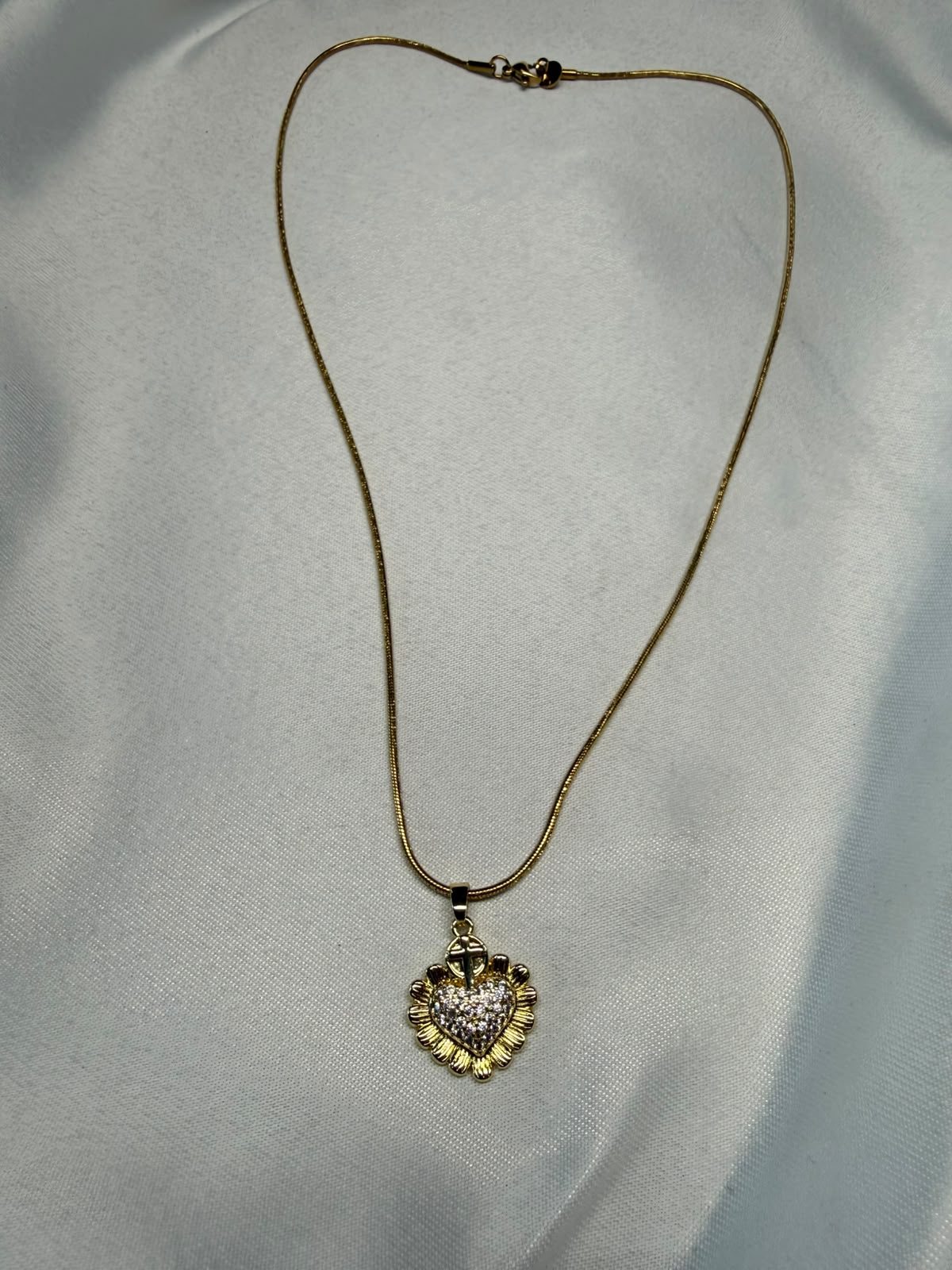 Flos Cordis — collana cuore sacro pavé con petali e croce su catena snake oro