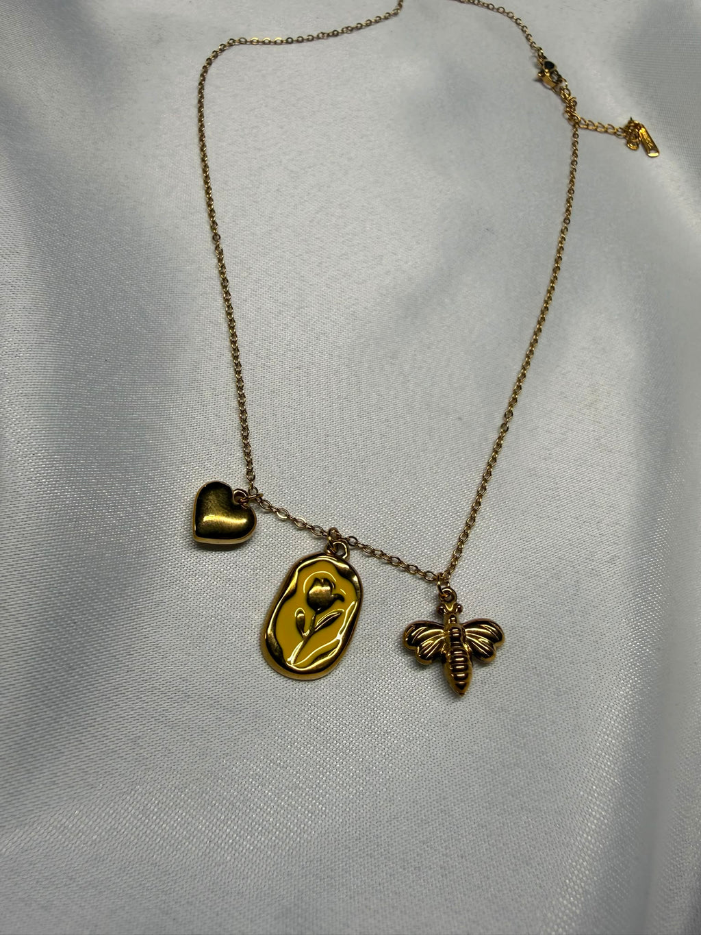 Flora Aurea Gialla — Collana con Tre Charm in Acciaio Dorato
