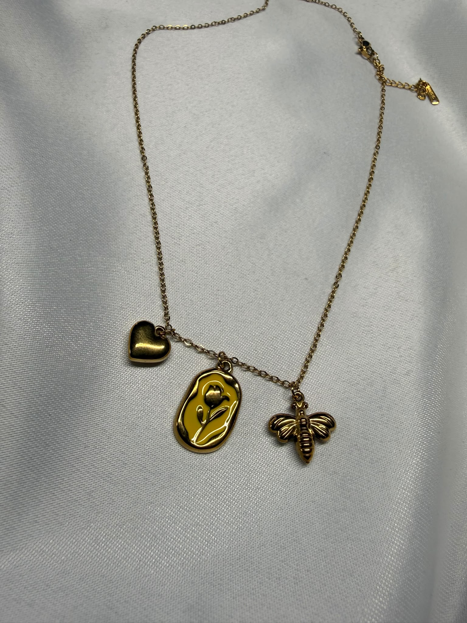 Flora Aurea Gialla — Collana con Tre Charm in Acciaio Dorato