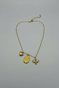 Collana Flora Aurea Gialla con tre charm dorati: cuore, piastra con rosa smaltata gialla e ape