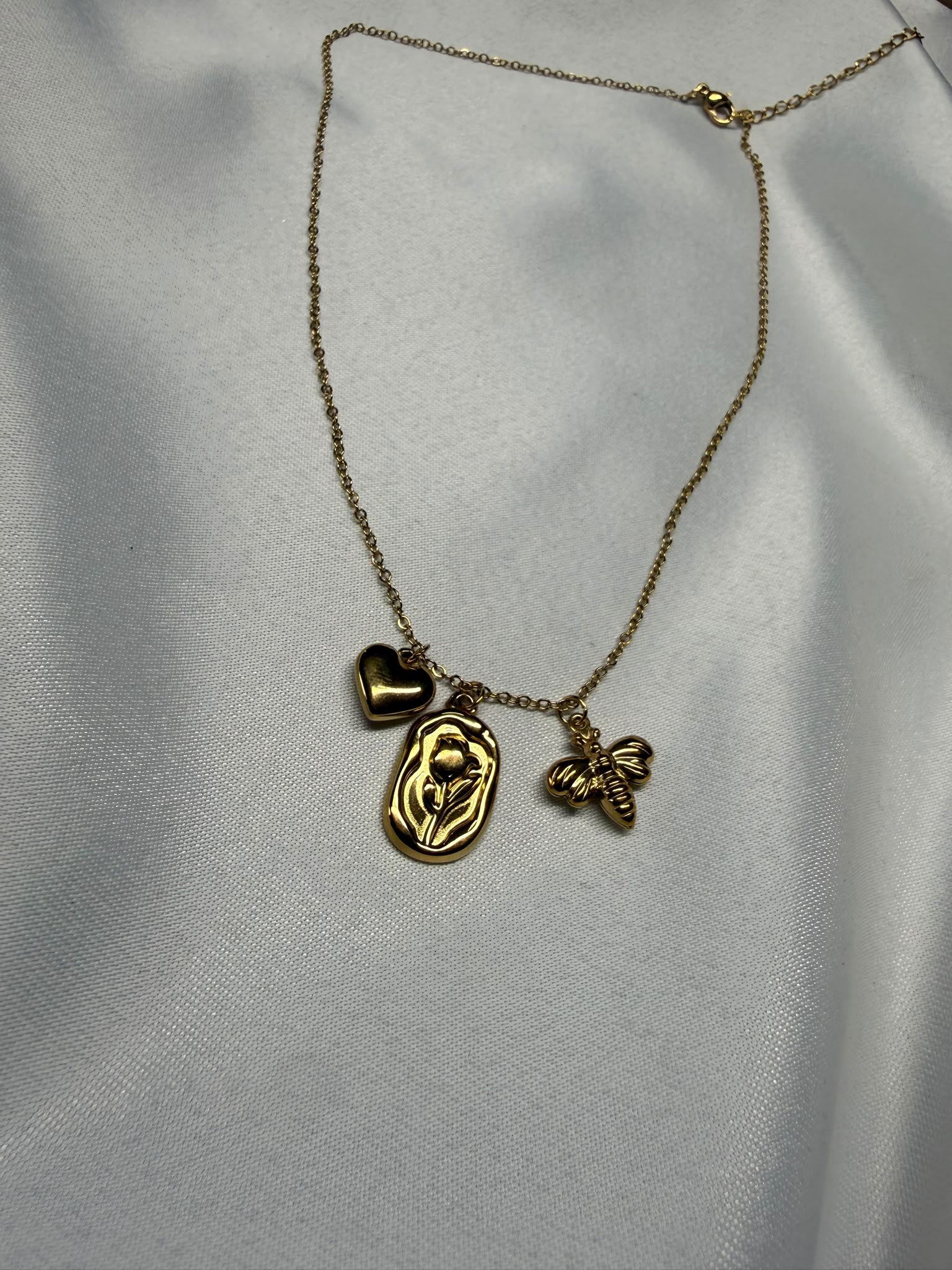 Flora Aurea — Collana con Tre Charm in Acciaio Dorato