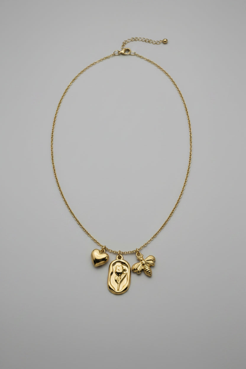 Collana Flora Aurea con tre charm dorati: cuore, rosa e ape