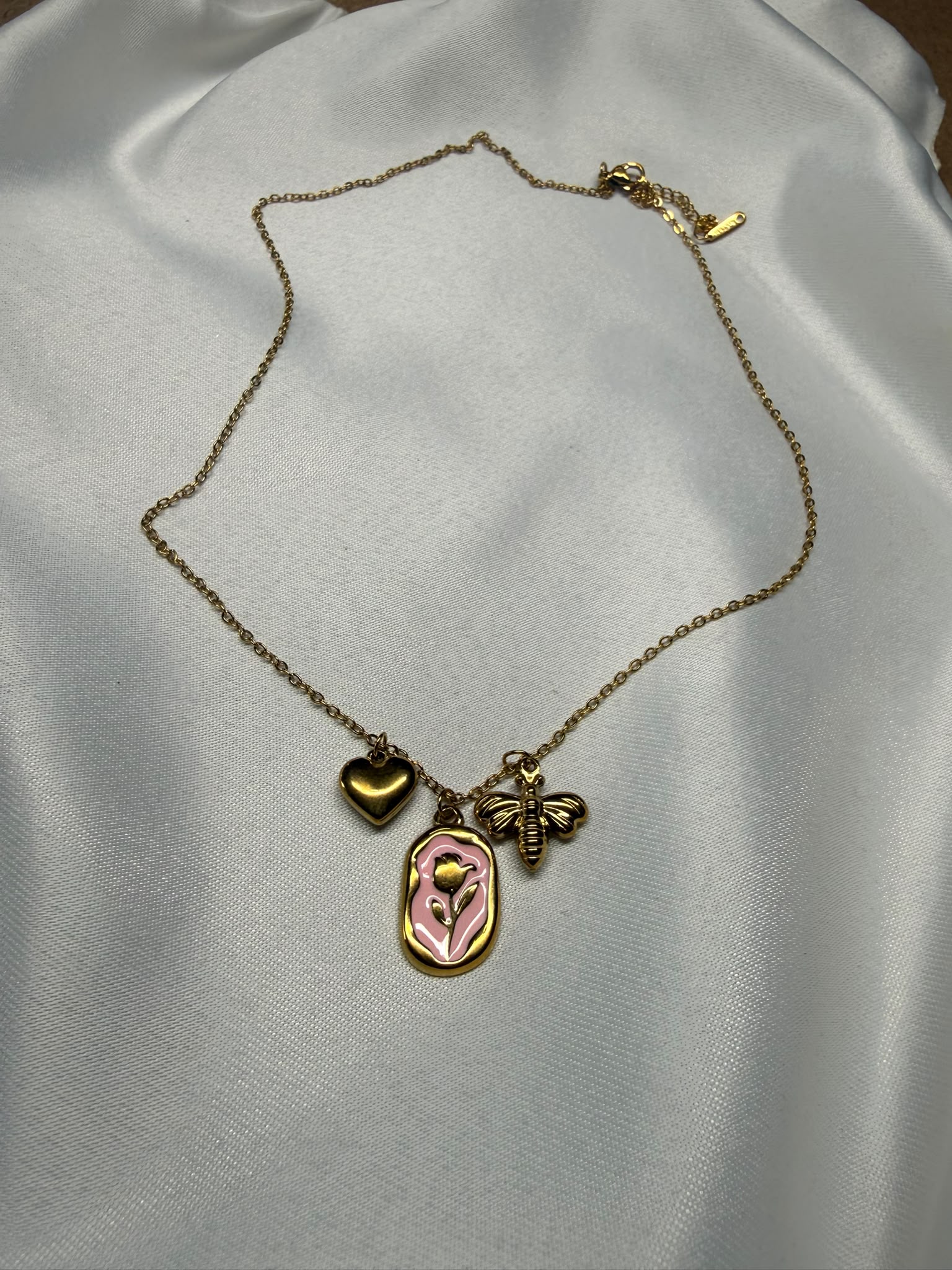 Flora Aurea Rosa — Collana con Tre Charm in Acciaio Dorato