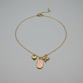 Collana Flora Aurea Rosa con tre charm dorati: cuore, piastra con rosa smaltata rosa e ape