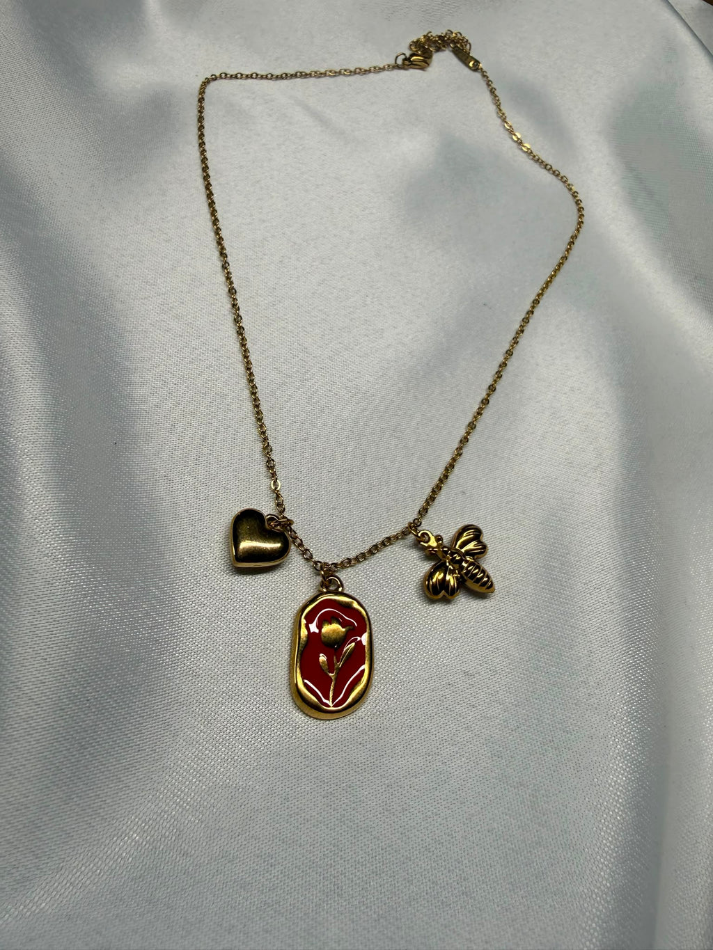 Flora Aurea Rossa — Collana con Tre Charm in Acciaio Dorato