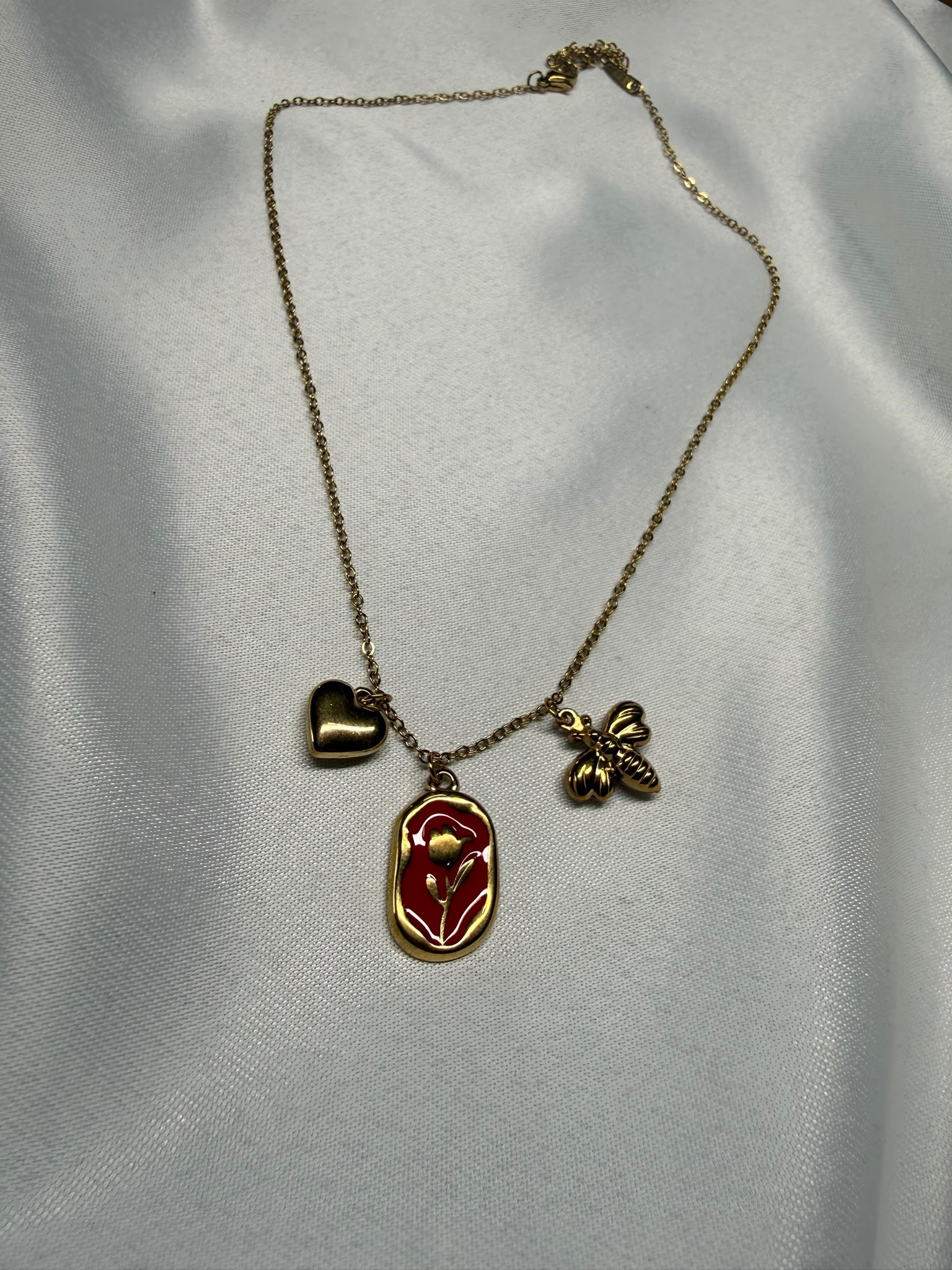 Flora Aurea Rossa — Collana con Tre Charm in Acciaio Dorato