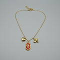 Collana Flora Aurea Rossa con tre charm dorati: cuore, piastra con rosa smaltata rossa e ape