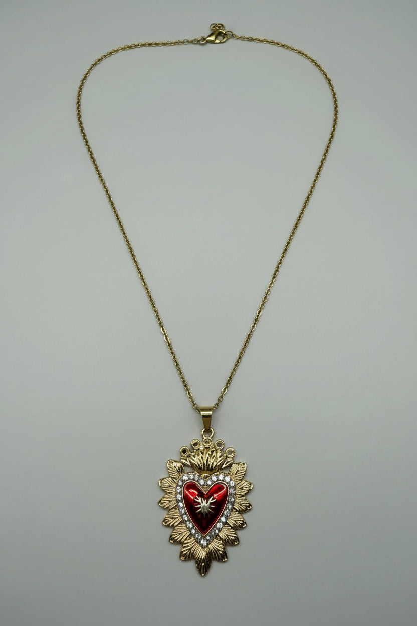 Collana cuore sacro con smalto rosso raggi scolpiti e brillantini su catena dorata