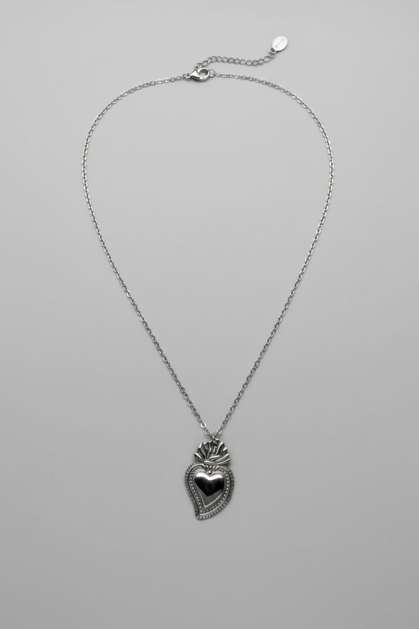 Collana cuore sacro classico in acciaio argentato con fiamma scolpita