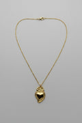 Collana cuore sacro classico in acciaio dorato con fiamma scolpita