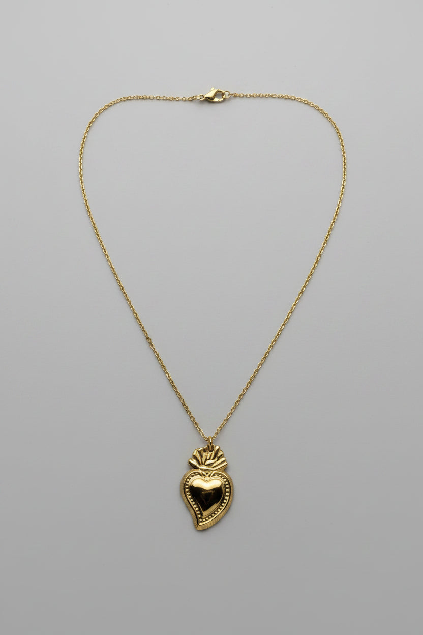 Collana cuore sacro classico in acciaio dorato con fiamma scolpita