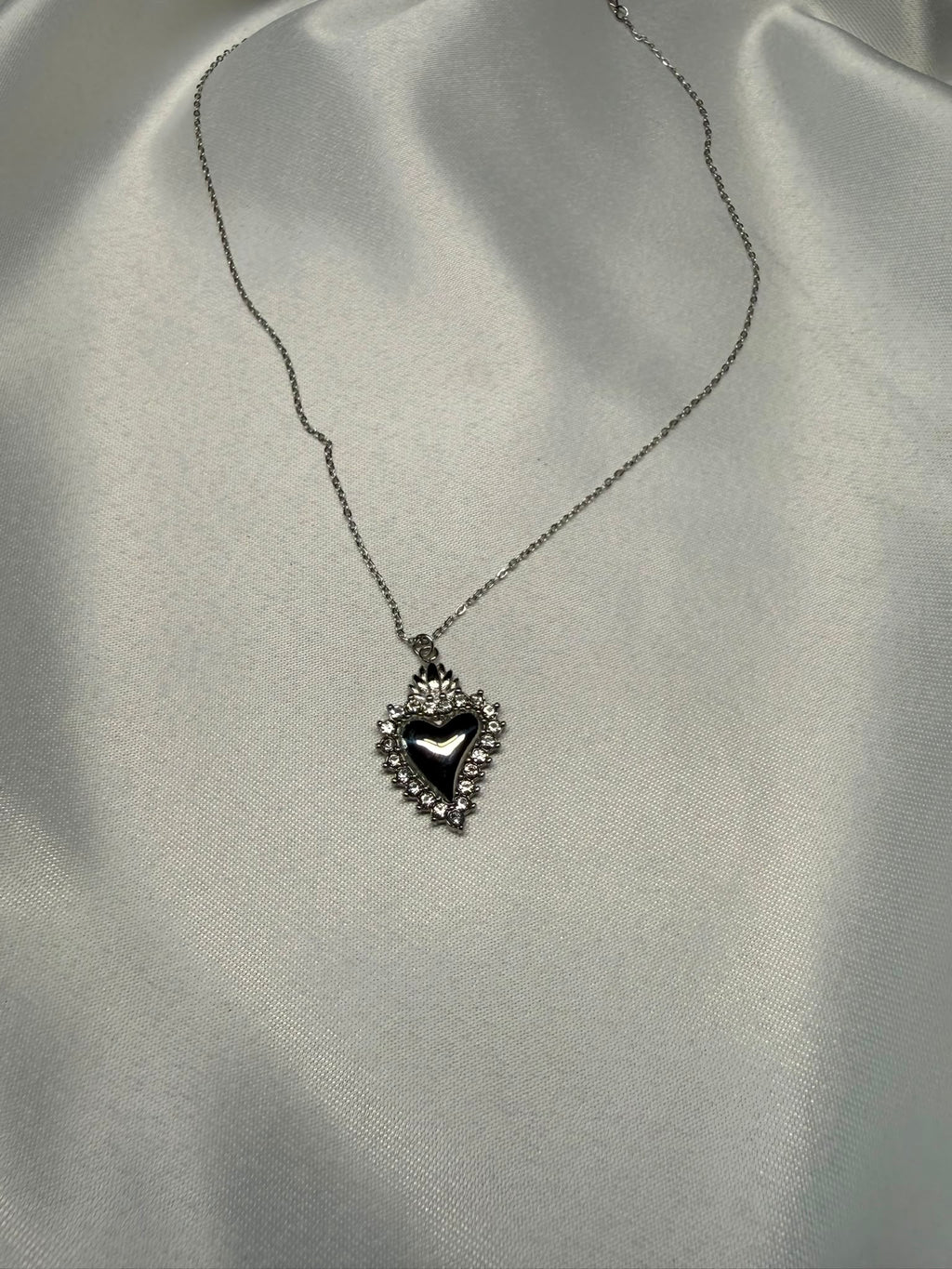Nox Sacra — Collana Sacro Cuore con Brillantini in Acciaio