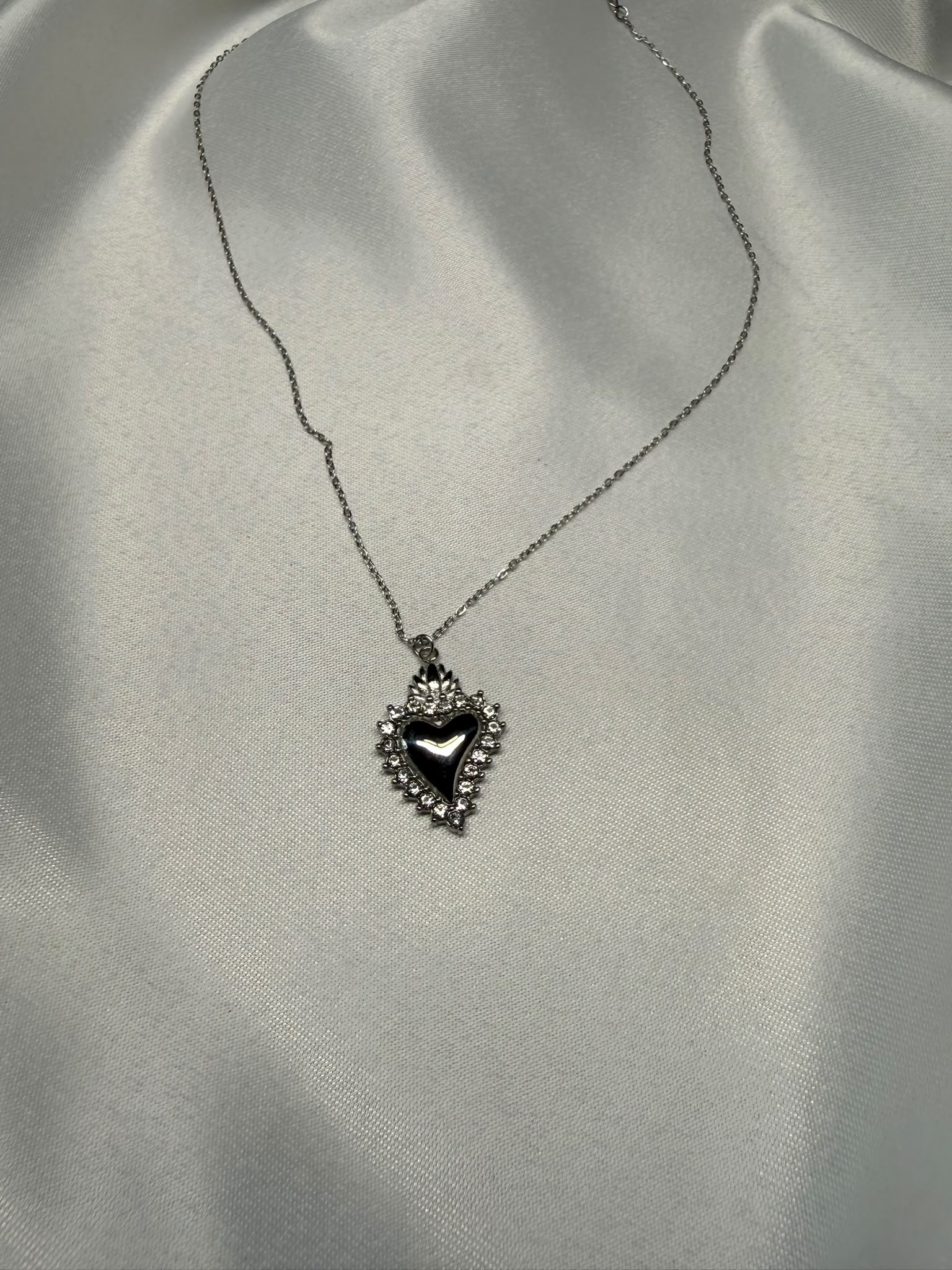 Nox Sacra — Collana Sacro Cuore con Brillantini in Acciaio