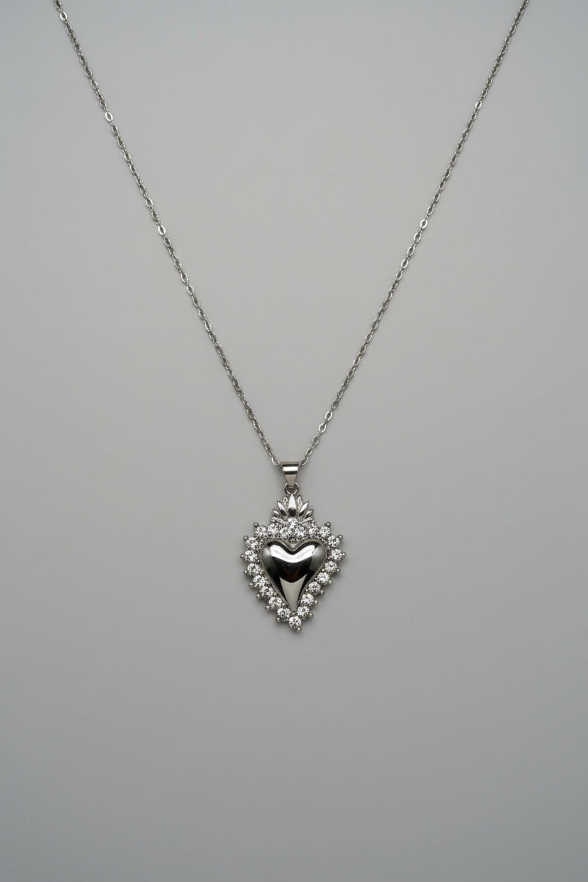 Collana con pendente Sacro Cuore in acciaio argentato con corona di brillantini scintillanti e fiamma apicale, su catena sottile a maglia rolo