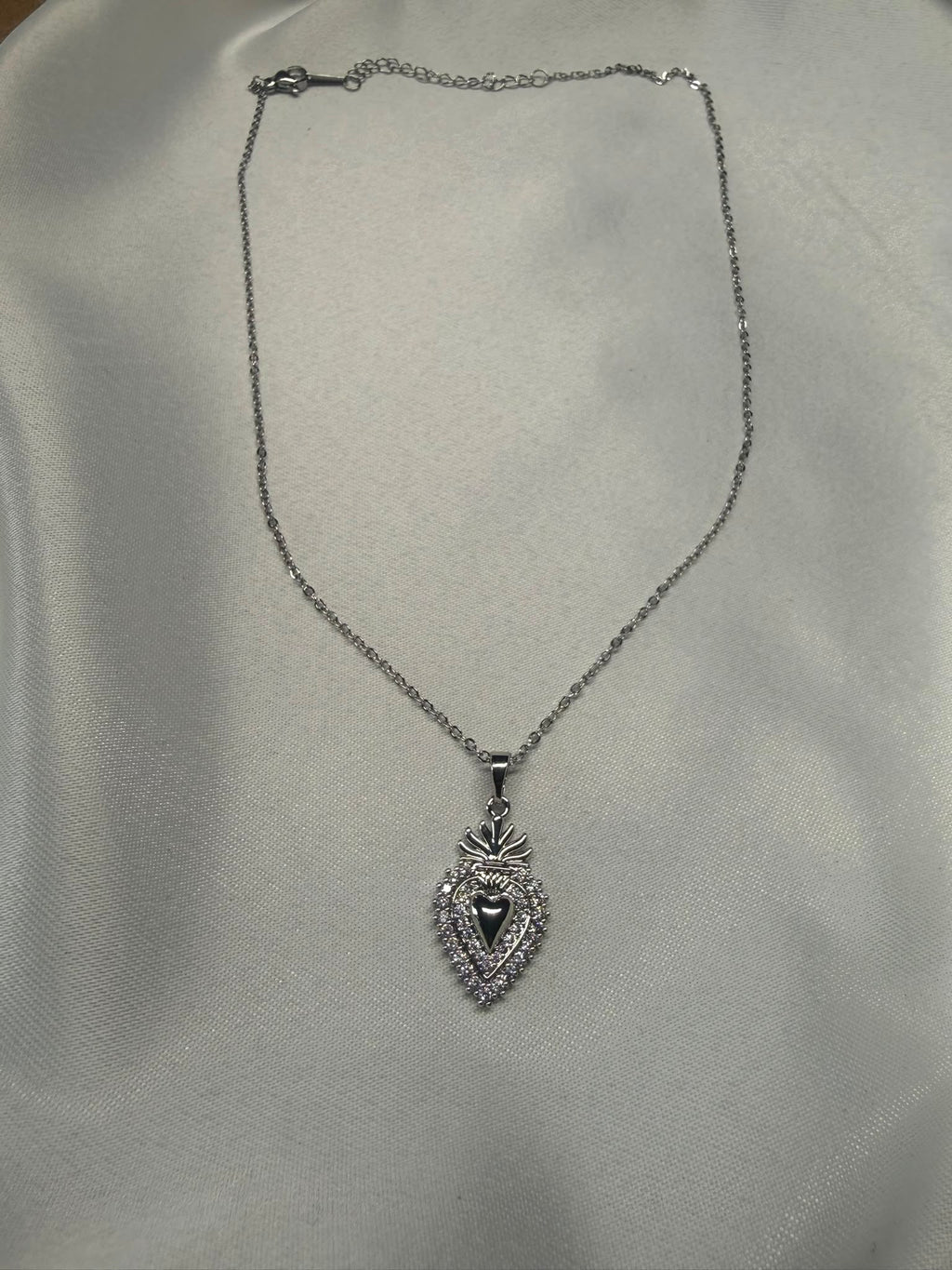 Sacrum — Collana Cuore Sacro con Doppi Brillantini in Acciaio