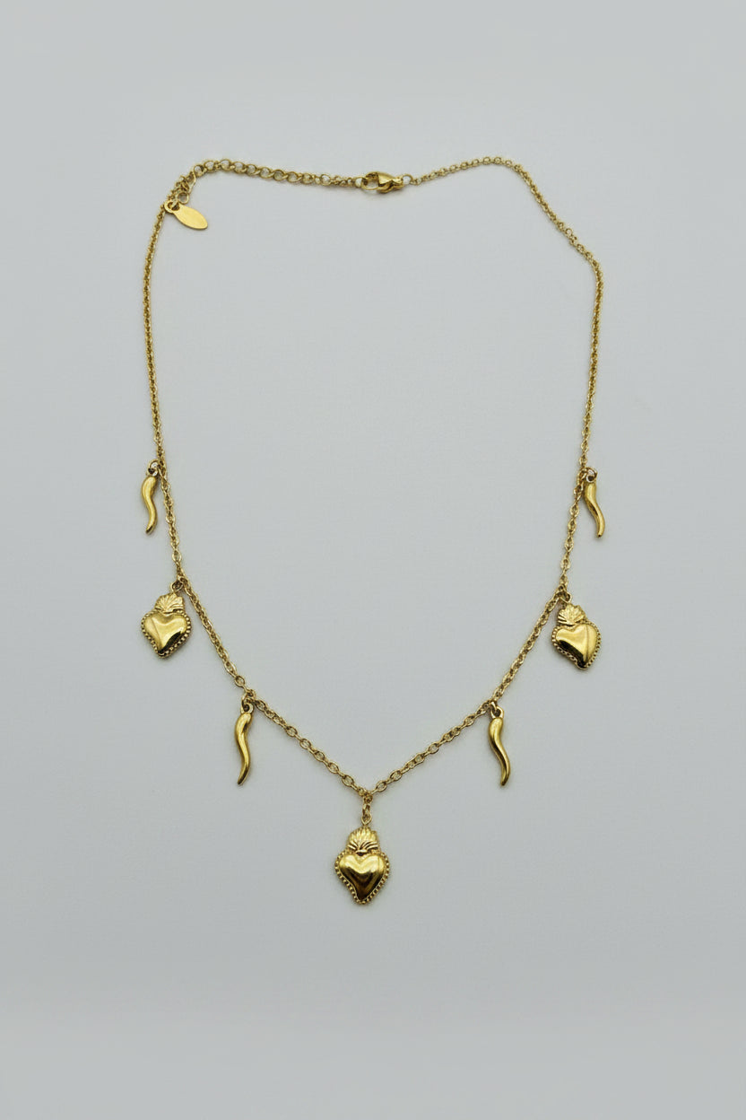 Sacra Fortuna — collana multi-charm cuori sacri e cornetti in acciaio dorato