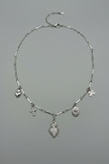 Collana a catena lingottini in acciaio argentato con 5 charm: sacro cuore con brillantini, croce, medaglione ovale, cuore liscio e quadrifoglio