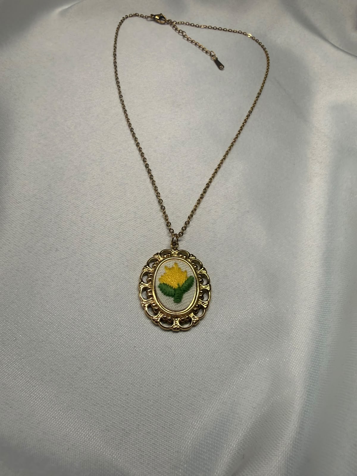 Mimosa — Collana Medaglione con Fiore Ricamato Giallo