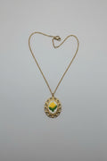 Collana medaglione con fiore ricamato giallo