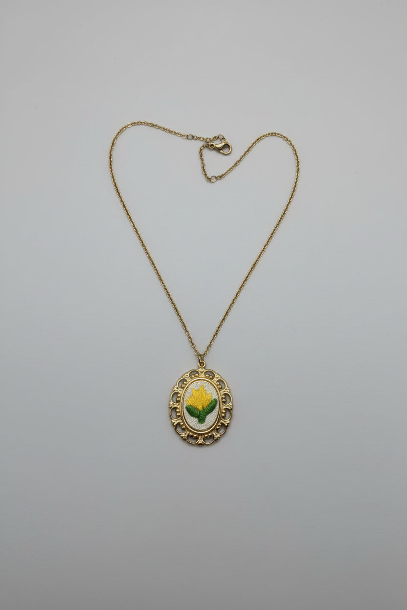 Collana medaglione con fiore ricamato giallo