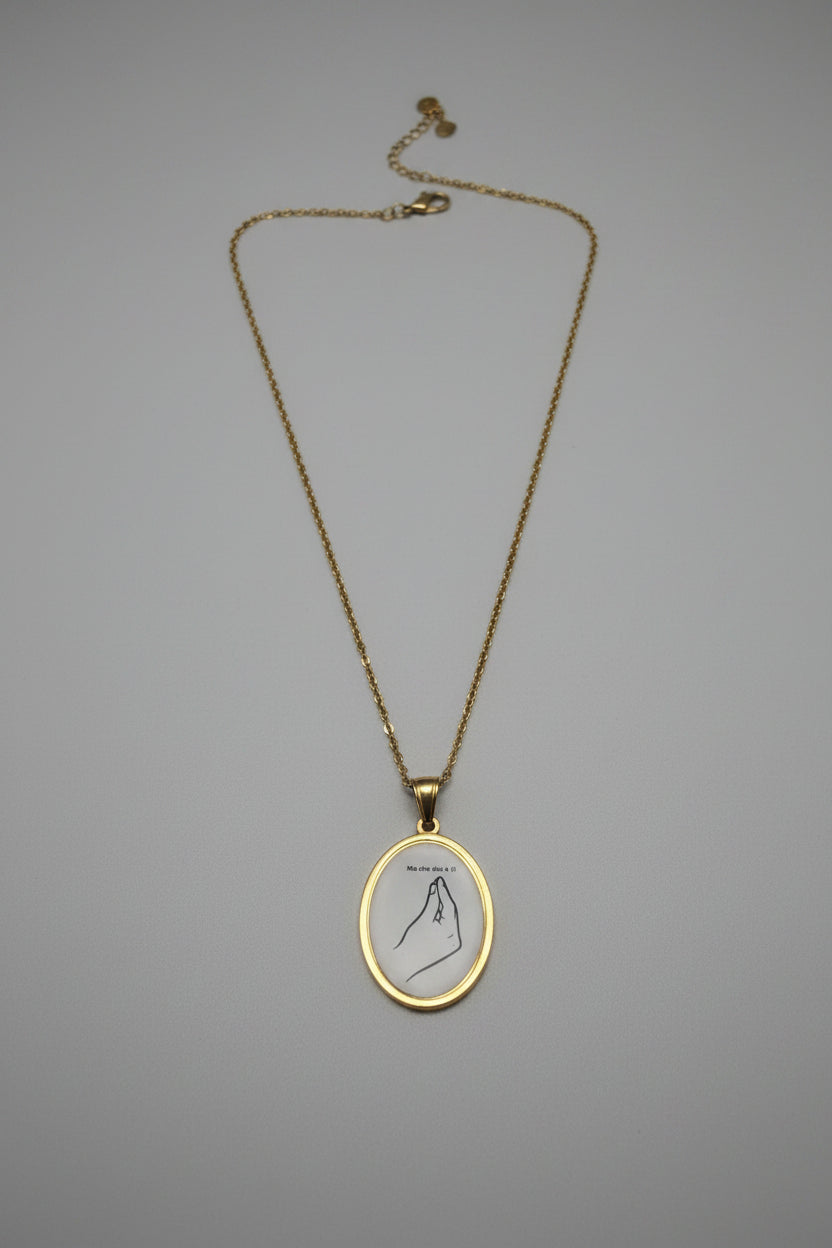 Collana medaglione ovale con gesto italiano mano a pigna e scritta Ma che stai a di