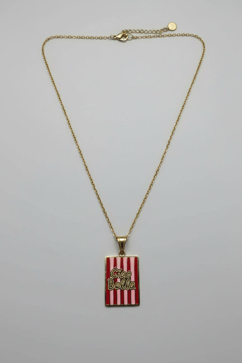 Collana piastra rettangolare con scritta Ciao Bella su righe rosa e rosse
