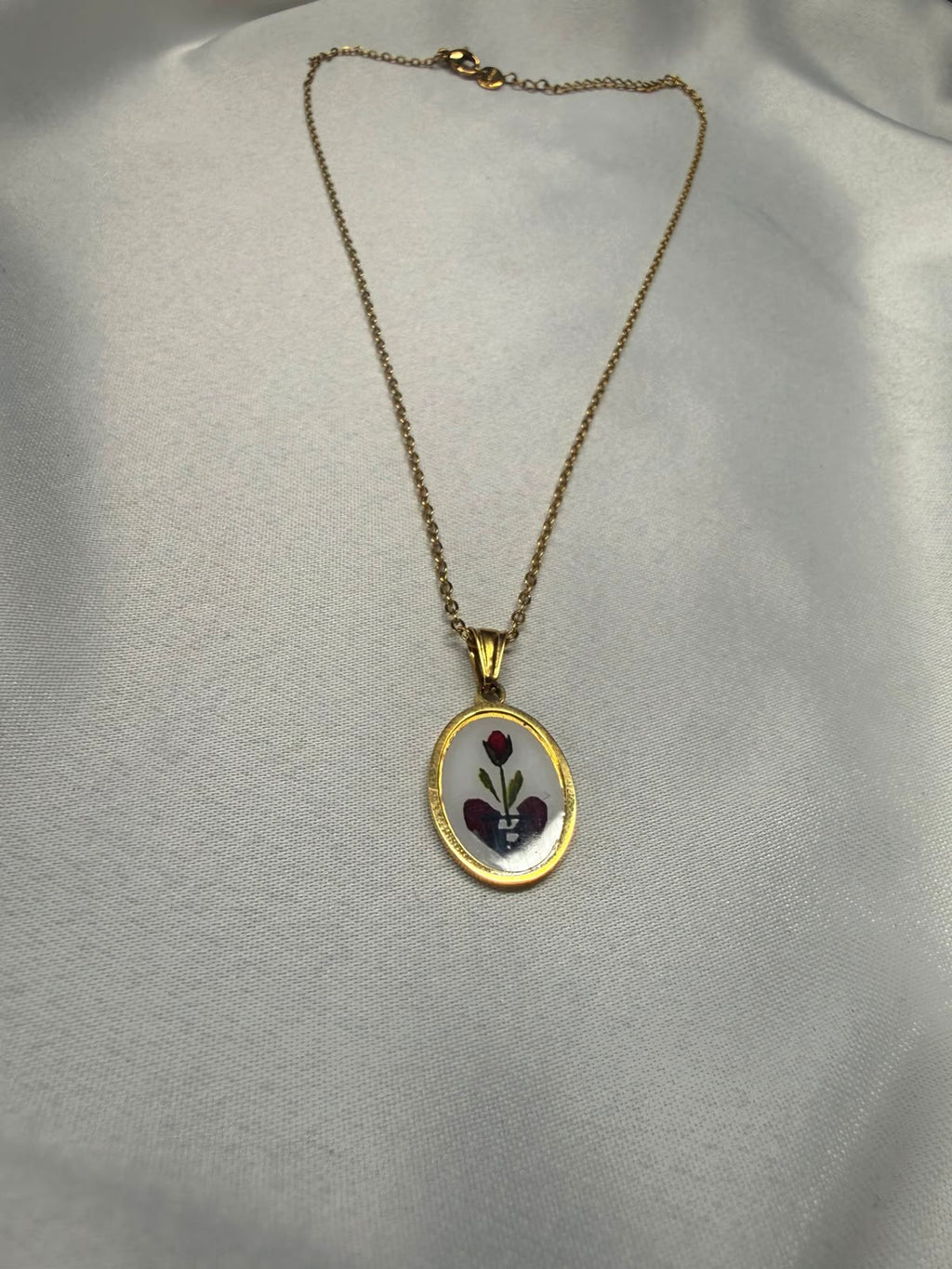 Anima in Fiore — Collana Medaglione Rosa su Cuore Spezzato