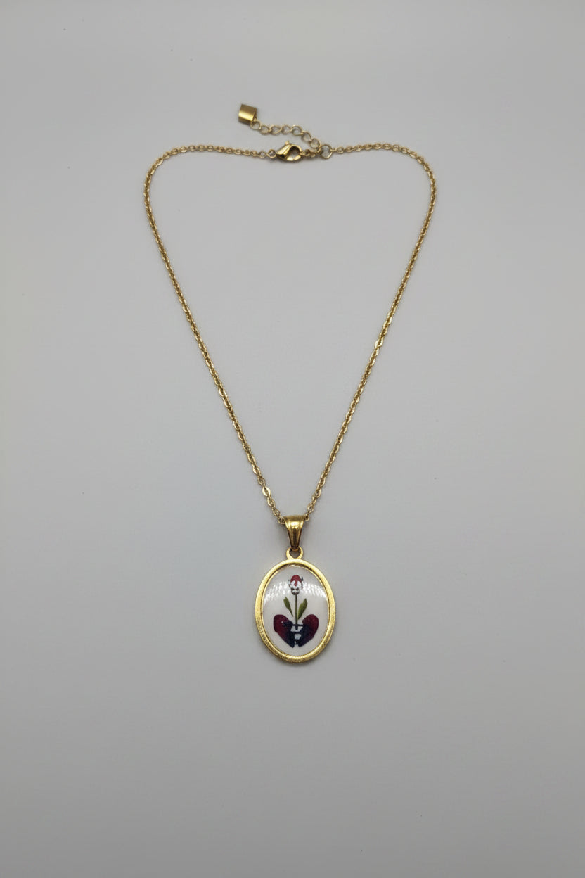 Collana medaglione con rosa su cuore spezzato