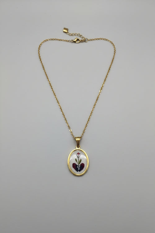 Collana medaglione con rosa su cuore spezzato