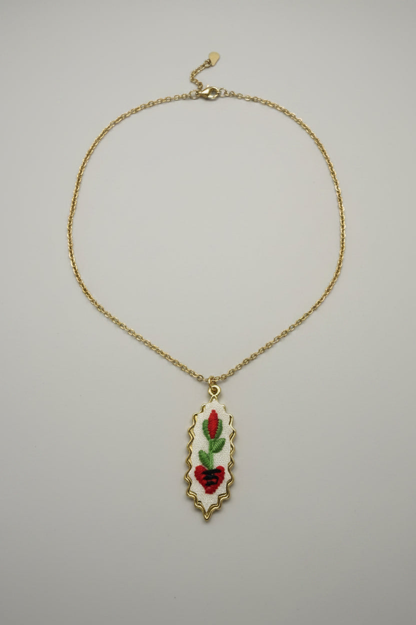 Collana piastra con fiore ricamato rosso