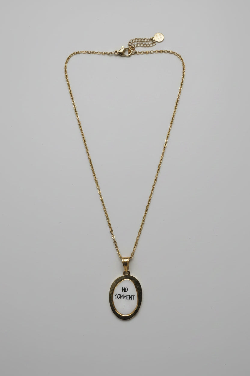 Collana medaglione ovale dorato con scritta NO COMMENT