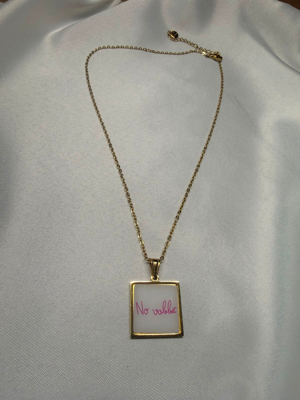 No Vabbe. — Collana Piastra con Scritta in Rosa