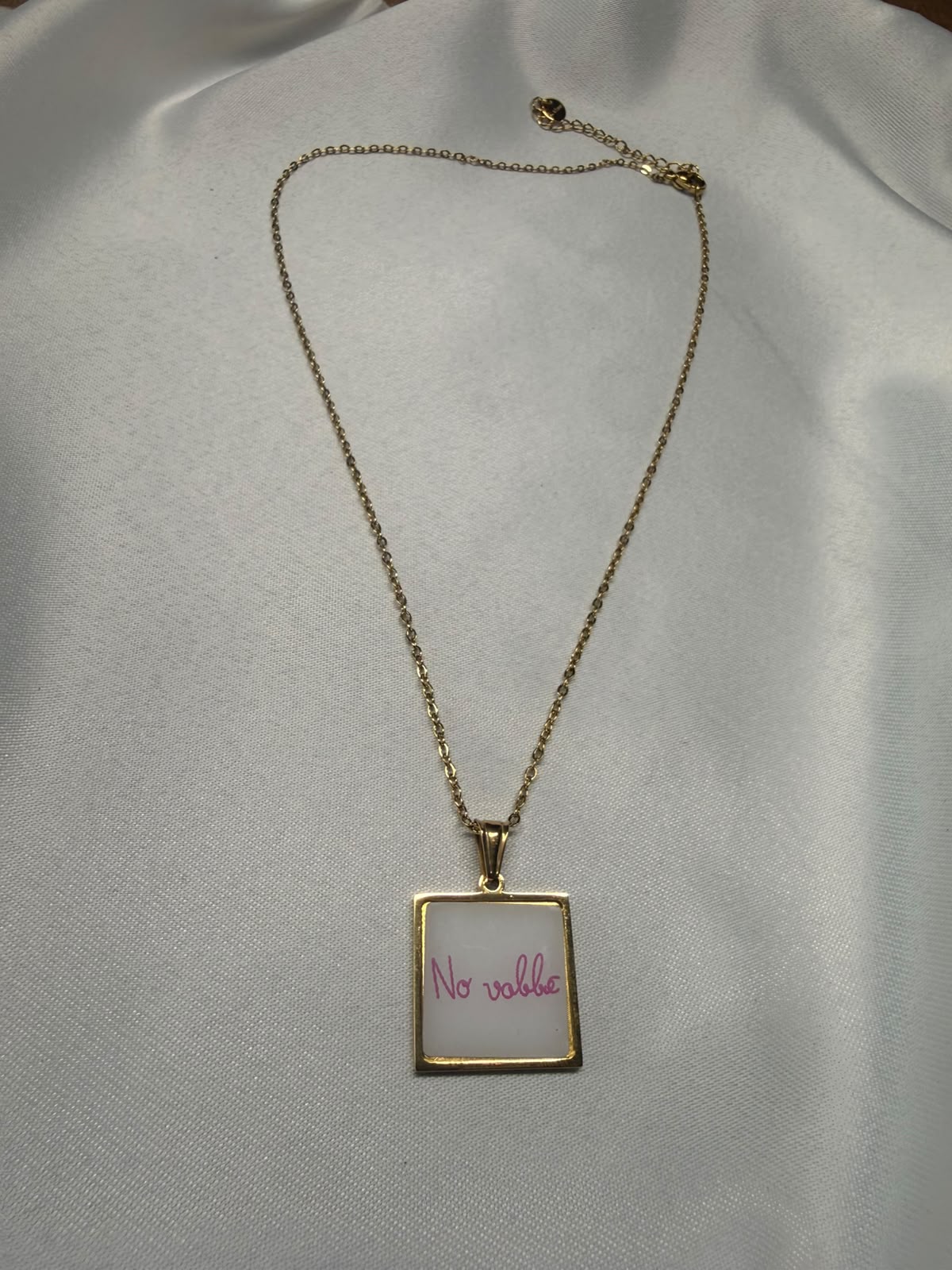 No Vabbe. — Collana Piastra con Scritta in Rosa
