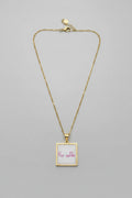 Collana piastra quadrata dorata con scritta No vabbe in corsivo rosa