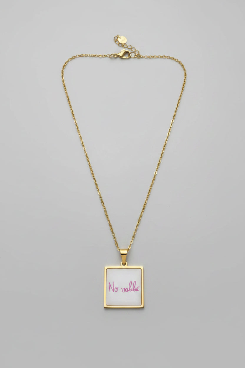 Collana piastra quadrata dorata con scritta No vabbe in corsivo rosa