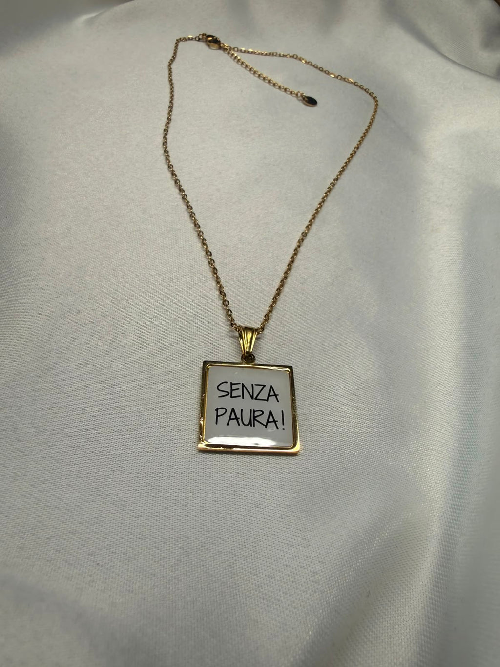 Senza Paura — Collana Piastra con Scritta in Oro