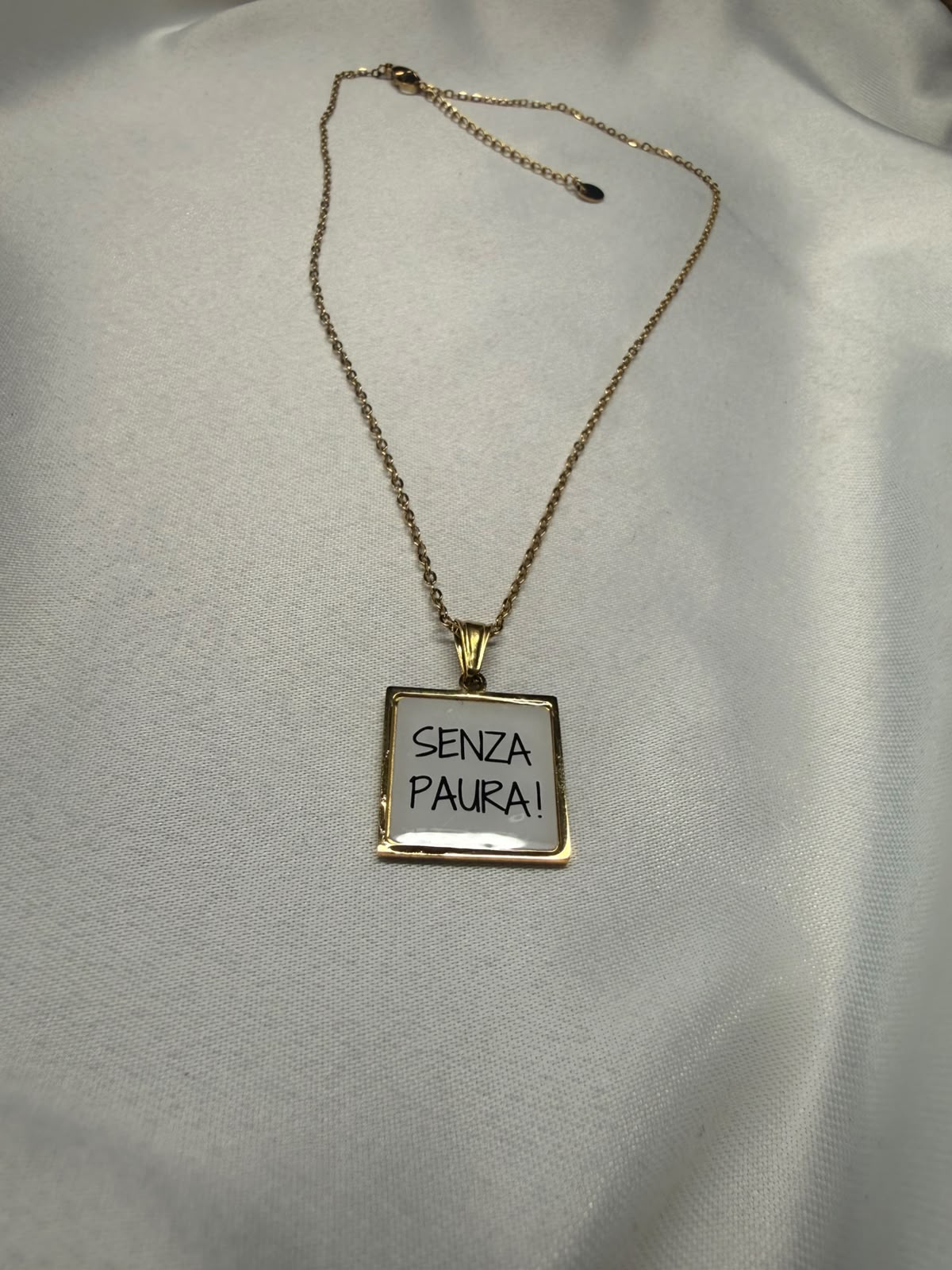 Senza Paura — Collana Piastra con Scritta in Oro