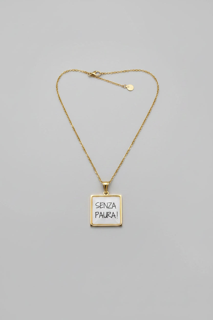 Collana piastra quadrata dorata con scritta SENZA PAURA
