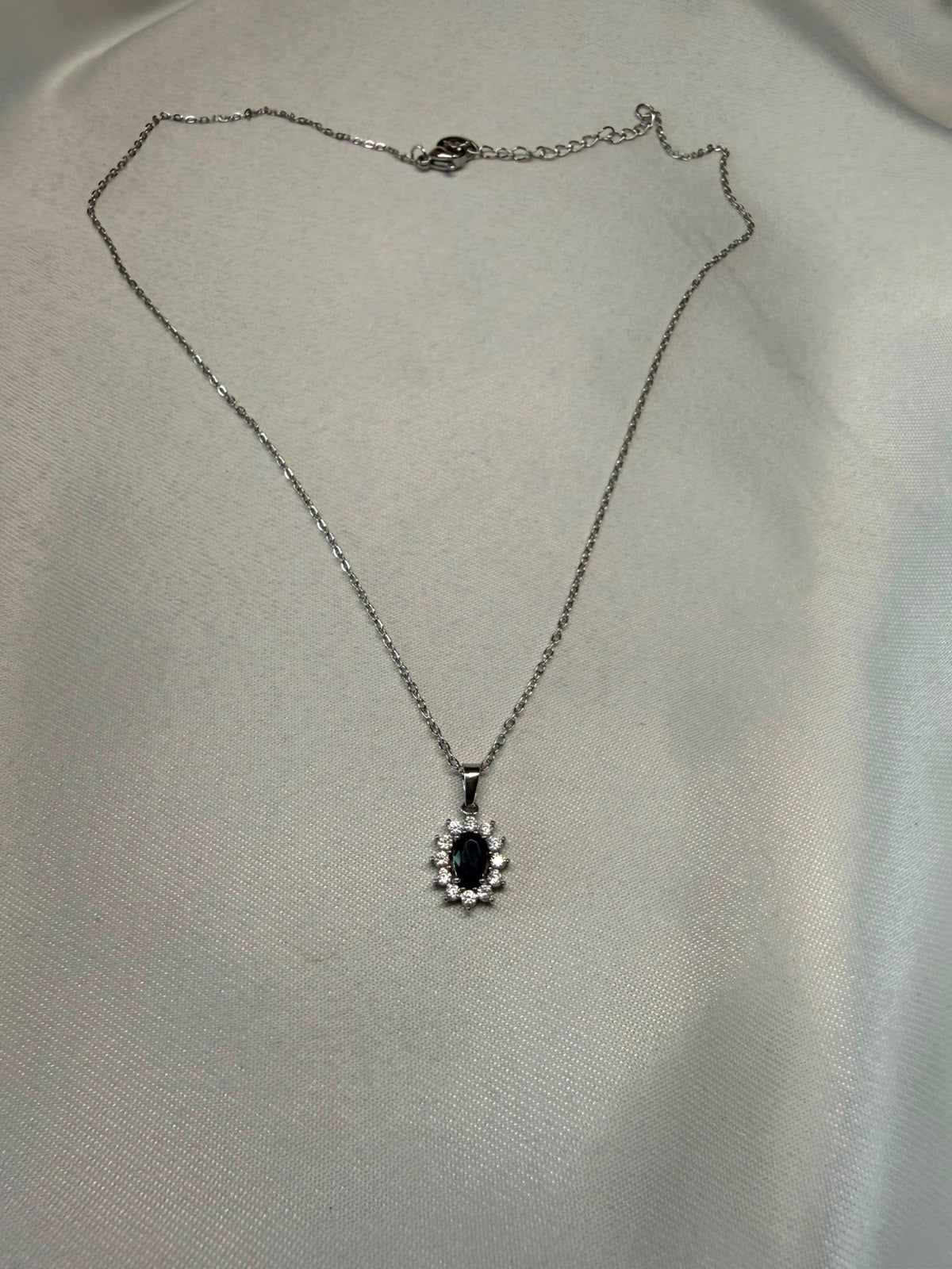 Nox Stellae — Collana Punto Luce Pietra Nera e Brillantini in Acciaio